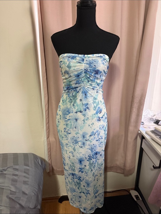 Fashion Nova Dresses & Skirts - 🥶 Fashion Nova Strapless Light Blue Floral Midi Dress